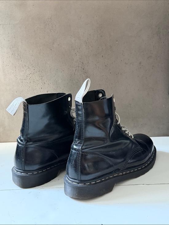 Dr. Martens Black Leather Lace-Up Boots with Light Gray Laces main image 4
